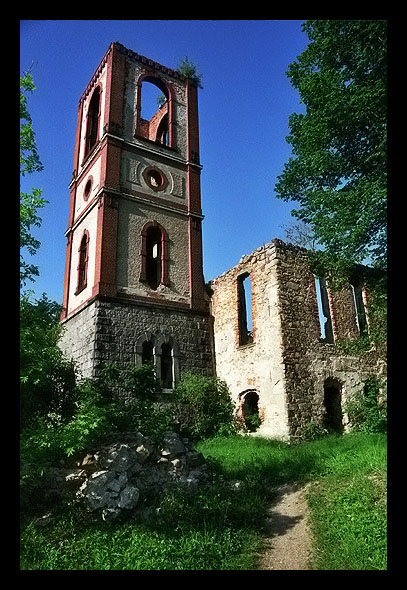 Ruiny kościoła ewangelickiego w Karpnikach