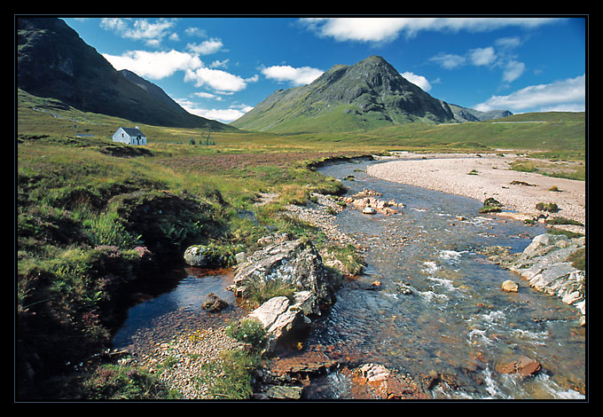 Mały biały domek w Highlandach. Szkocja