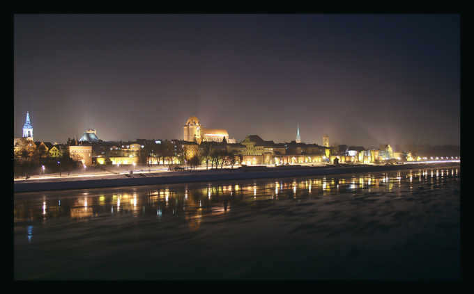 TORUŃ NOCĄ