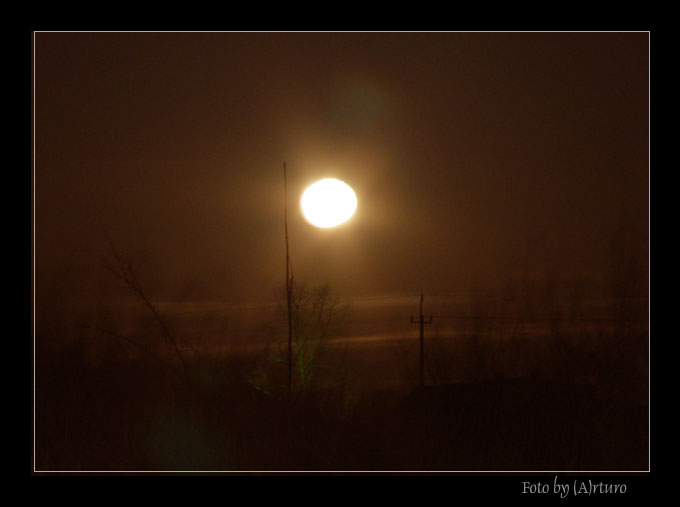 Księżyc nad Bełchatowem