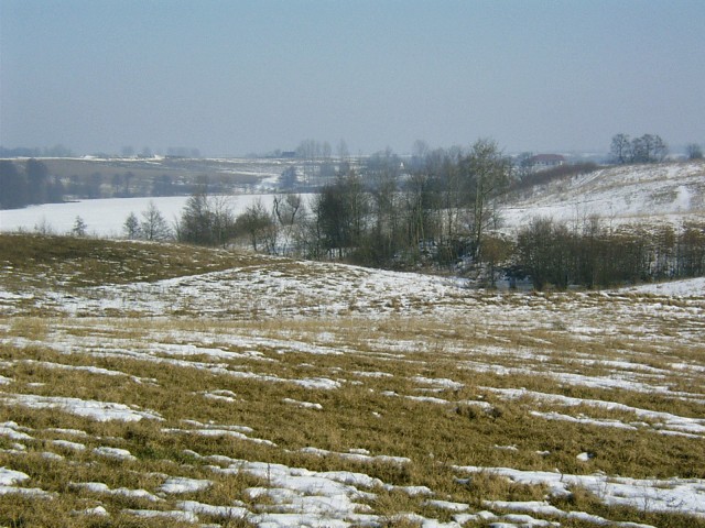 Góry, doliny i jezioro.