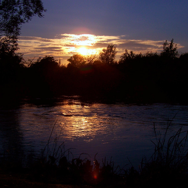 wieczorem nad rzeką