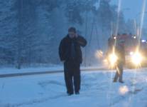 ...słuchaj, spóźnię się... nie wiem jakiś wypadek, ślisko jest i śnieg z deszczem pada...