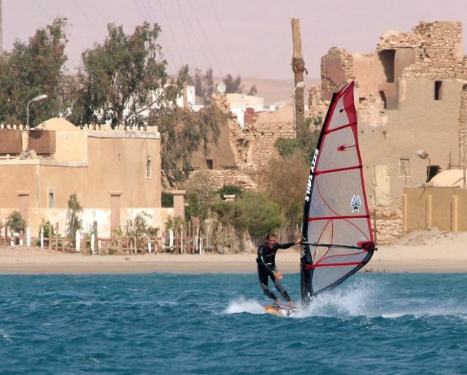 Windsurfing w starożytnych okolicznościach przyrody