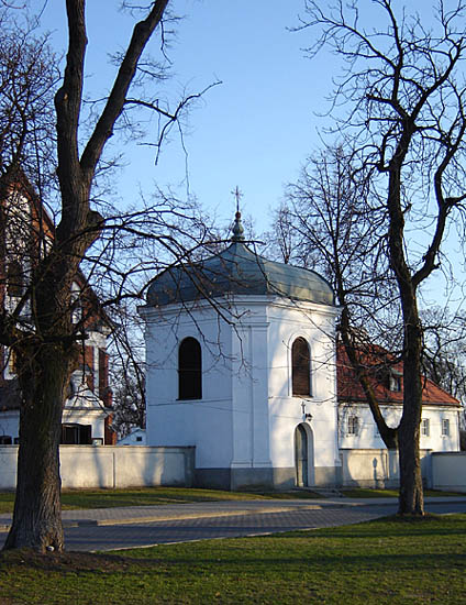 Dzwonnica przy kościele Sw. Jakuba Apostoła - Warszawa Tarchomin