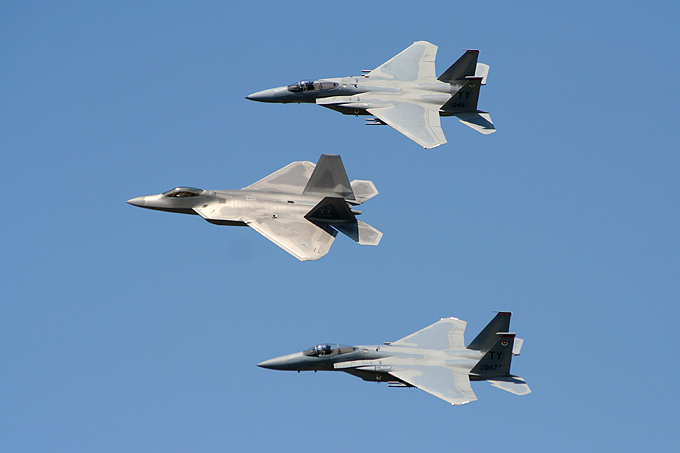 F-22 i dwa F-15