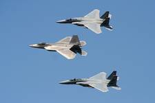 F-22 i dwa F-15