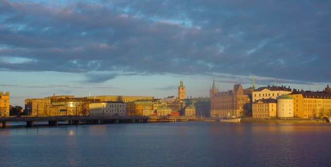 nad ciemna woda, pod ciemnymi chmurami jasne miasto stoi