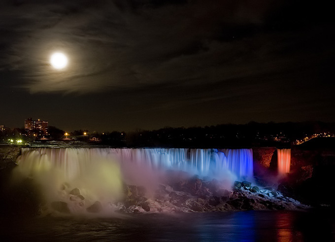 Niagara Falls by night