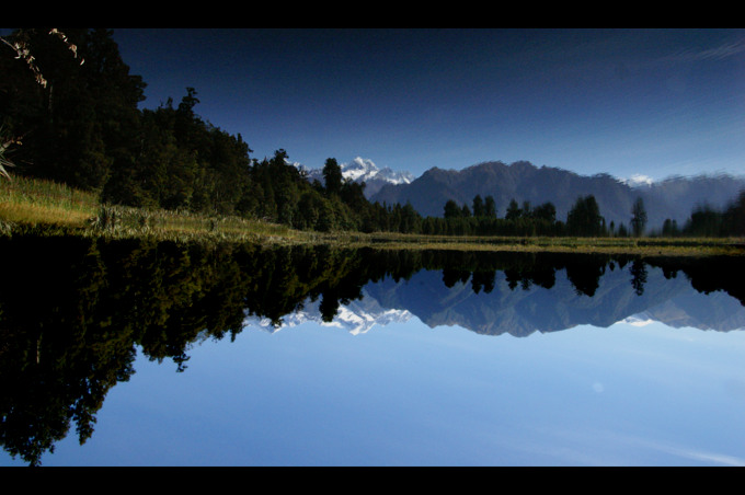 jezioro lustrzane z widokiem na pasmo gór z mt cook