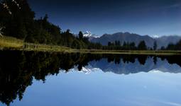 jezioro lustrzane z widokiem na pasmo gór z mt cook