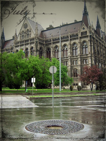 budapesztański parlament od d.... strony :)