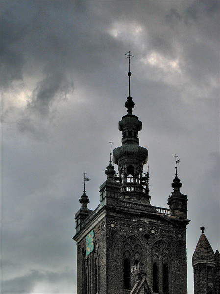 Gdańsk - ciemne chmury nad kościołem Św. Katarzyny.