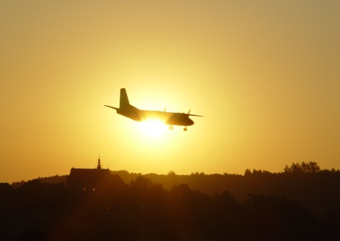 AN-26 na tle kościoła w Morawicy