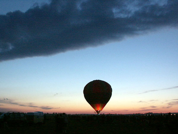 Nocny pokaz balonów