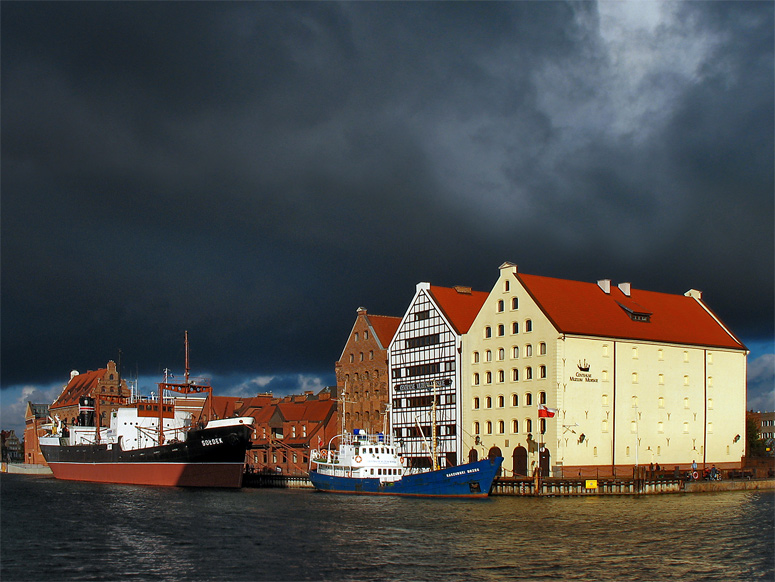 Gdańsk - Zachmurzone niebo nad Ołowianką.