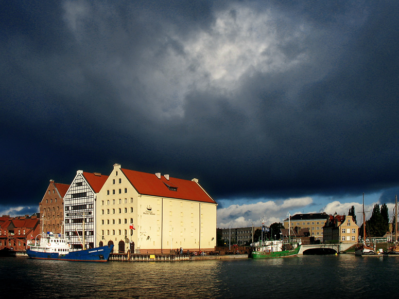 Gdańsk - Zachmurzone niebo nad Ołowianką - odsłona druga.