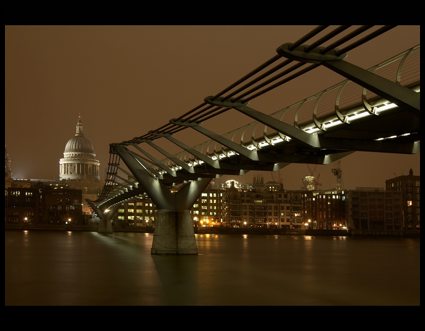 Mgliscie... Millenium Bridge..