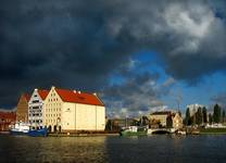 Gdańsk - Zachmurzone niebo nad Ołowianką - przejaśnienie.