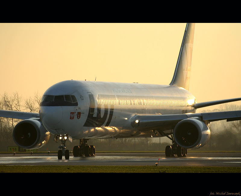 Boeing 767-35D(ER) - wjazd z BRAVO na RNW 33