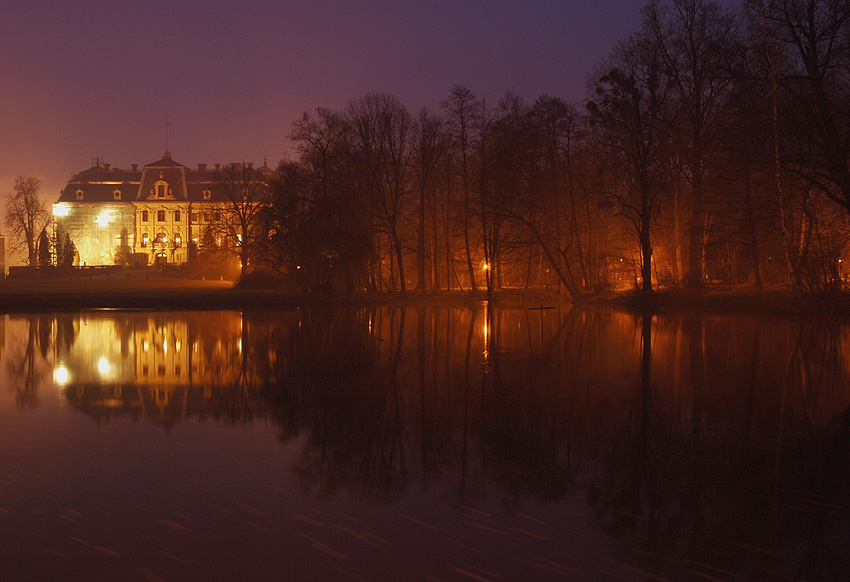 Park Pszczyna deszczowo i pusto