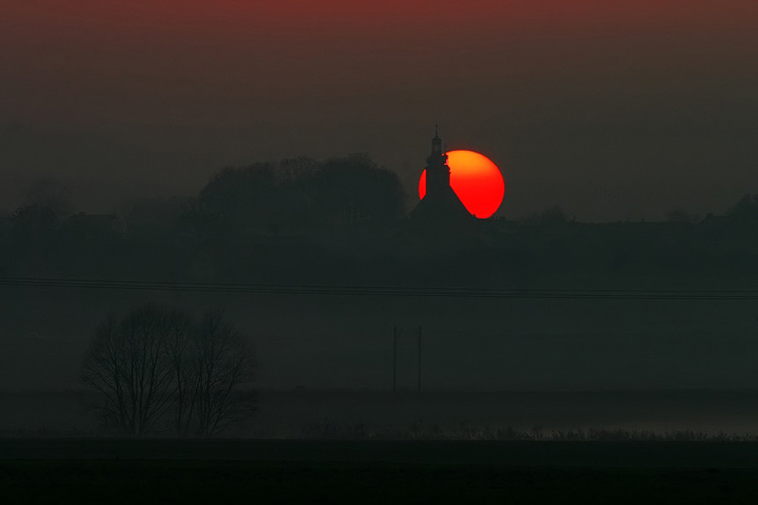 Zachodzi słoneczko za...