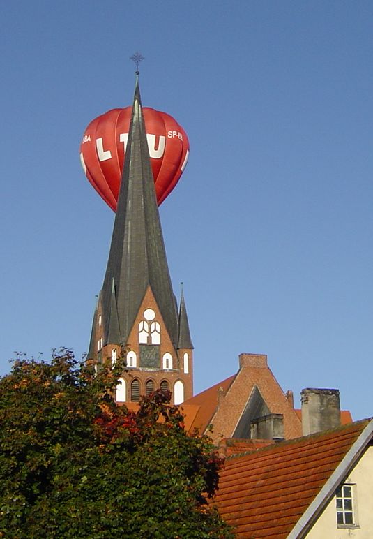 Balon za wieżą kościelną