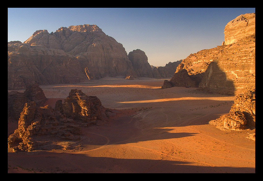 słońce zachodzi nad wadi rum [ jordania ]