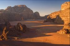 słońce zachodzi nad wadi rum [ jordania ]