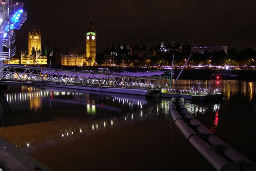 Widok na Parlament spod London Eye nocą