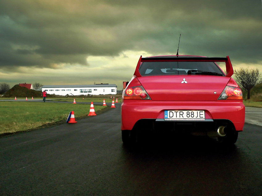 Czerwony Lancer EVO VIII na start!