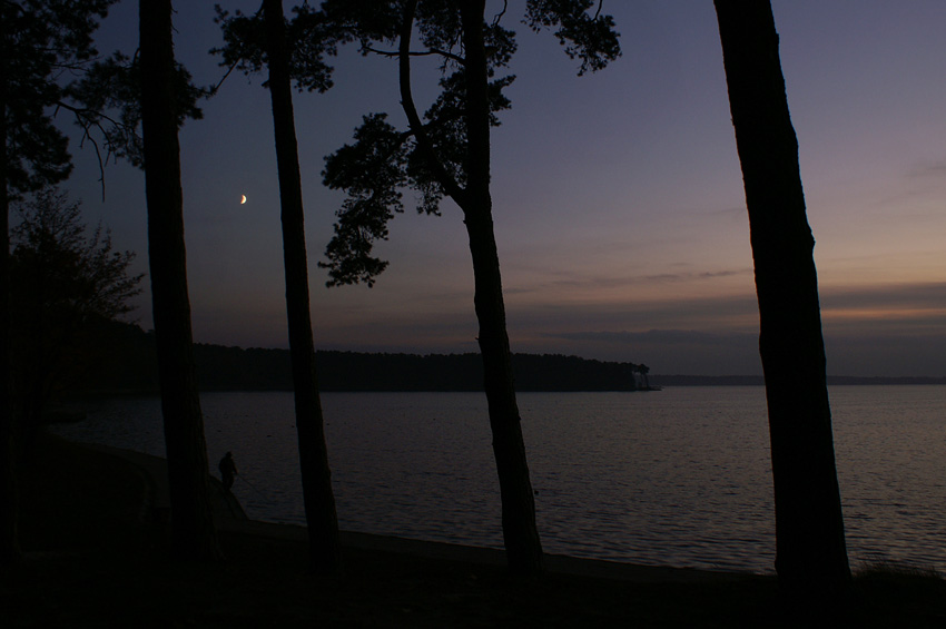 Nocne wędkowanie nad zalewem