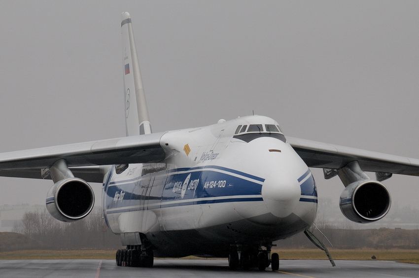 AN-124  100