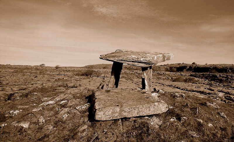 Dolmen na skalnej pustyni