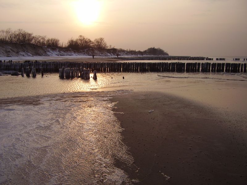 zimowy zachód słońca na plaży