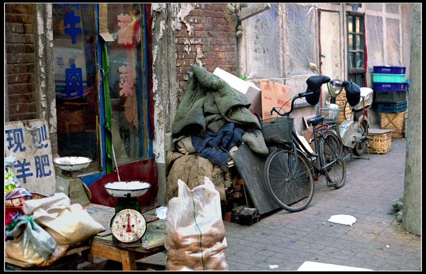 There are nine million bicycles in Beijing