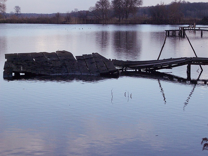 Poranek nad wodą. Pustka.