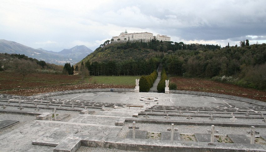 Czerwone maki na Monte Cassino....