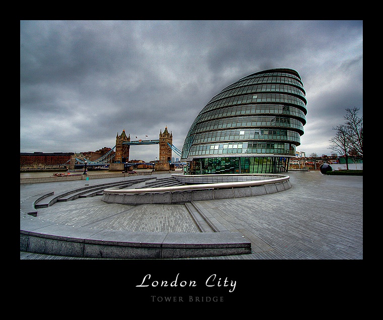 Tower Bridge i ... jajko