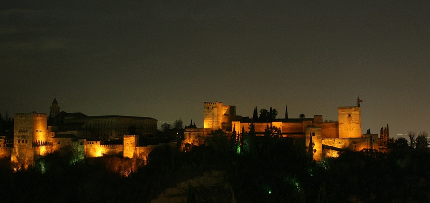 Alhambra po zmroku