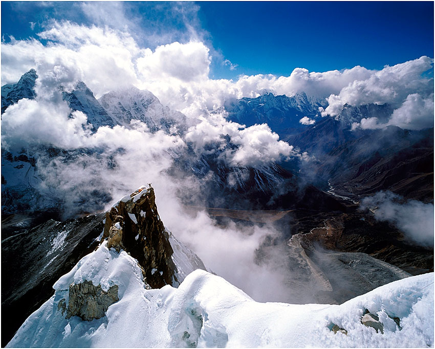 Rysiek Pawłowski nad obozem II, Ama Dablam 2002