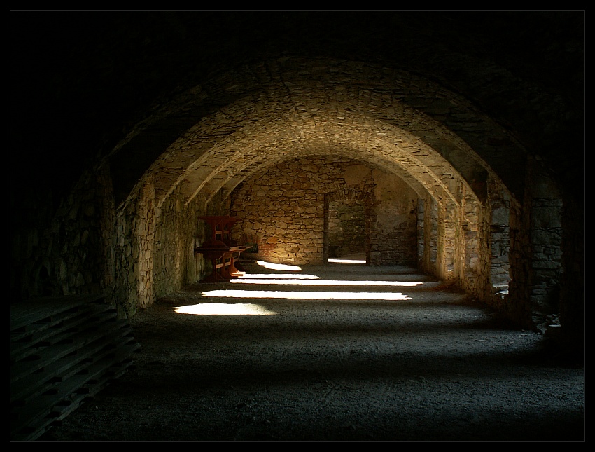 ArchiTunel z krzyżem i toporem