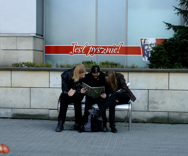 Trzech metalowców czytających ukryte w zeszycie BRAVO GIRL oraz Edgar G.