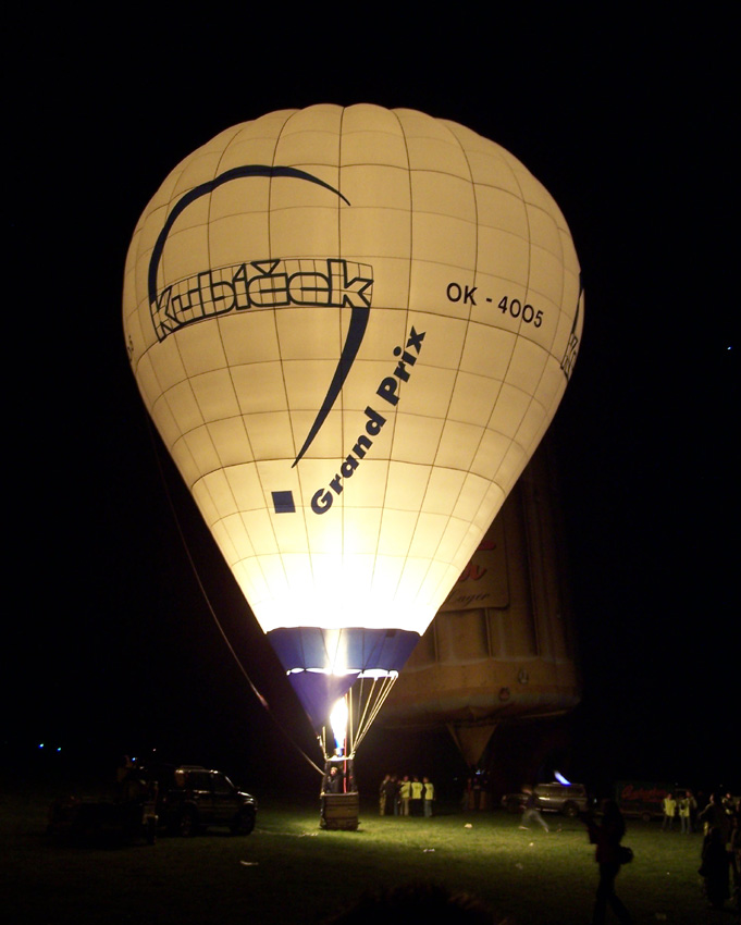 nocny pokaz balonów