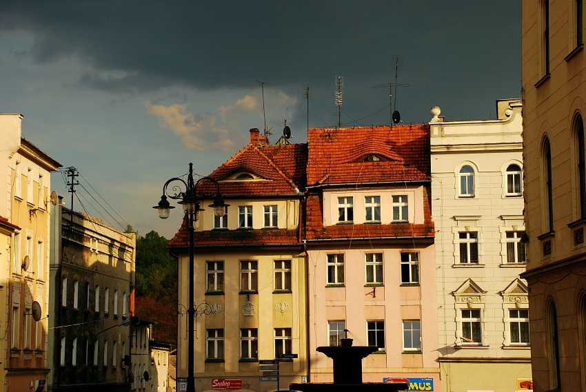 Chmury wiszą nad miastem...