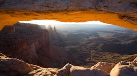 Widok spod Mesa Arch o swicie