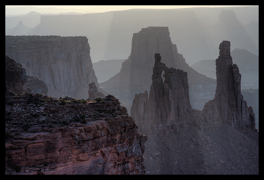 Wygladajac przez okno Mesa Arch o swicie...