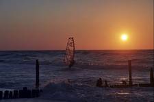 windsurfing o zachodzie słońca