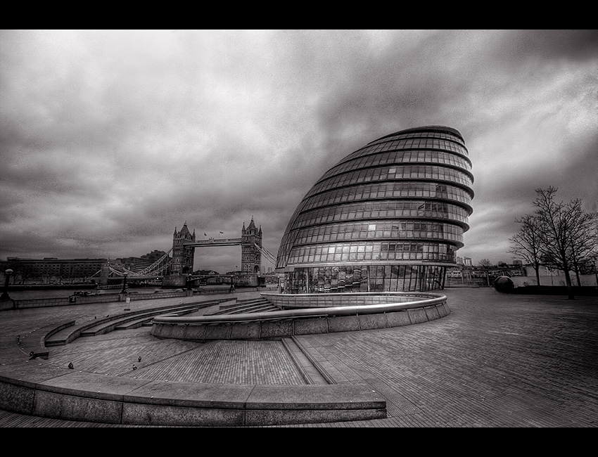 Tower Bridge, budynek jajko i gołębie...