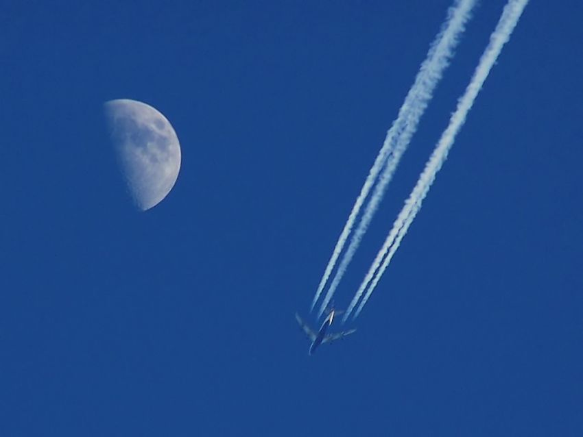 747-400 BA+Moon